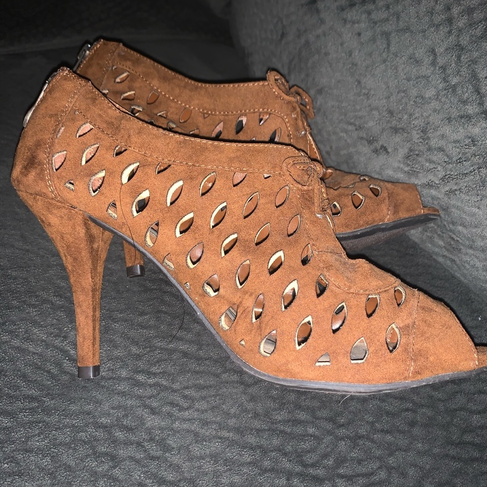 Size 8, brown suede lattice heels. Open toed.